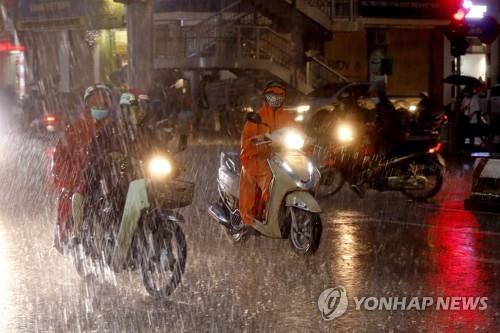 태풍 포둘로 폭우가 쏟아지는 하노이 시내