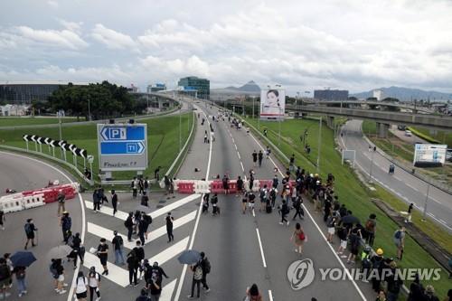 공항 가는 도로에 장애물 설치한 시위대