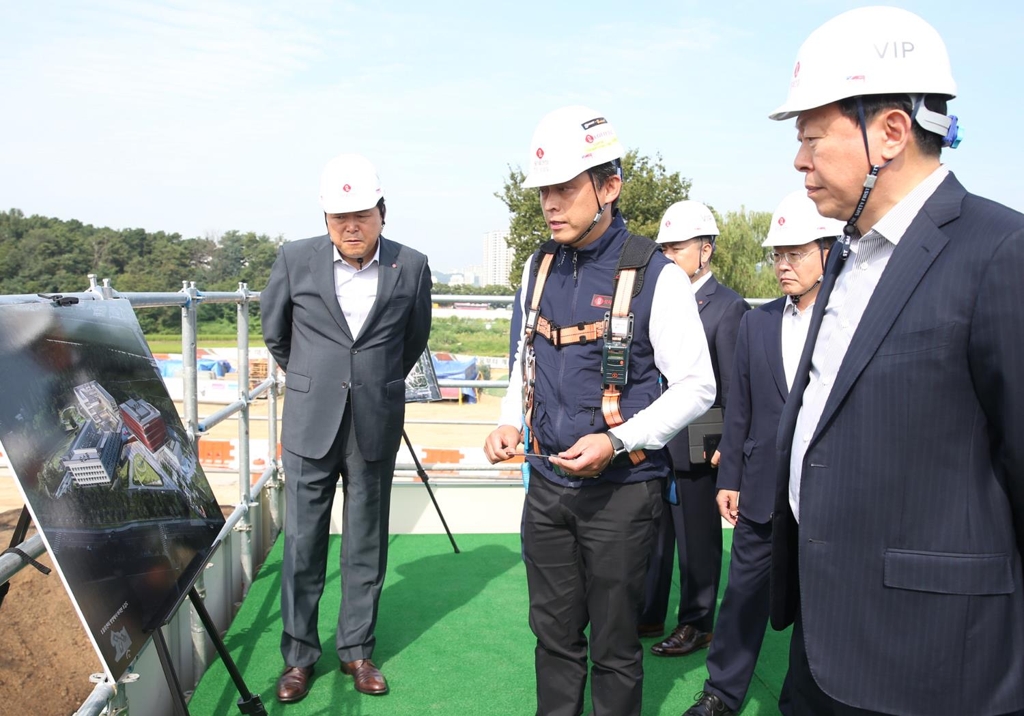 롯데 신동빈, 인재개발원 오산캠퍼스 공사 현장 방문