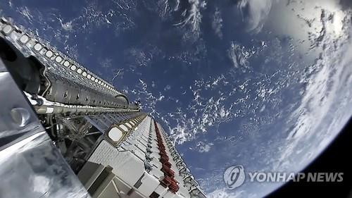 팰컨9 로켓에 실린 스페이스X 스타링크 위성