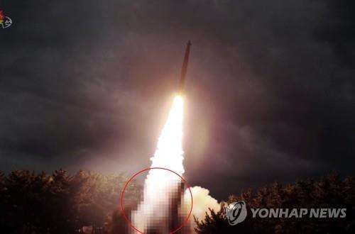 북한TV가 모자이크 처리한 '신형 대구경조종방사포 시험사격' 발사 설비