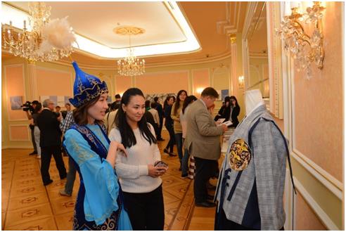 카자흐 전통의상을 입은 관람객이 한복을 감상하고 있다.