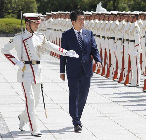 지난 17일 일본 방위성에서 자위대 의장대를 사열하는 아베 신조 일본총리