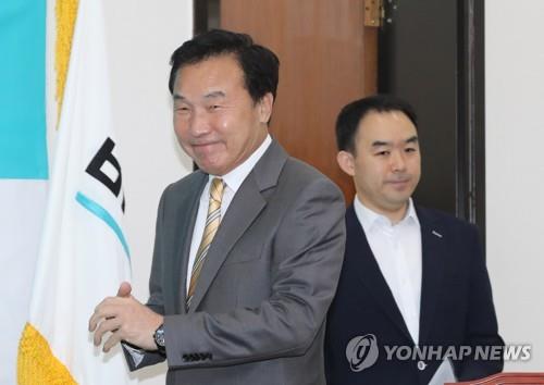 최고위원회의 참석하는 손학규 대표 (서울=연합뉴스) 하사헌 기자 = 바른미래당 손학규 대표가 18일 오전 국회에서 열린 최고위원회의에 참석하고 있다. 2019.9.18 toadboy@yna.co.kr(끝)