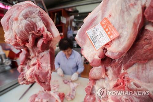 돼지고기 손질하는 마장동 축산시장 상인