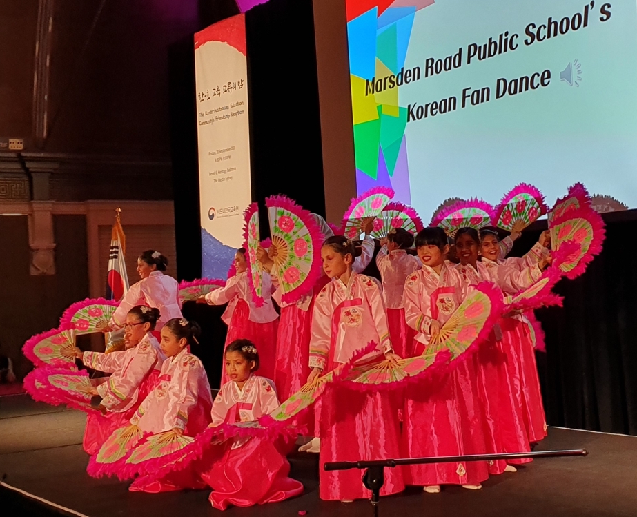 호주 마스덴 로드 공립학교 학생들의 부채춤