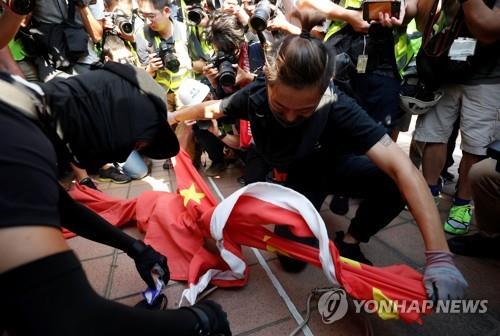 오성홍기를 훼손하는 시위 참가자