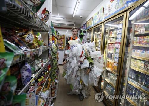 태국 편의점 내에서 '비닐봉지 퇴출 퍼포먼스'를 펼치는 환경운동가들