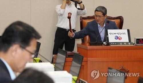 의사봉 두드리는 국회 환경노동위원회 김학용 위원장