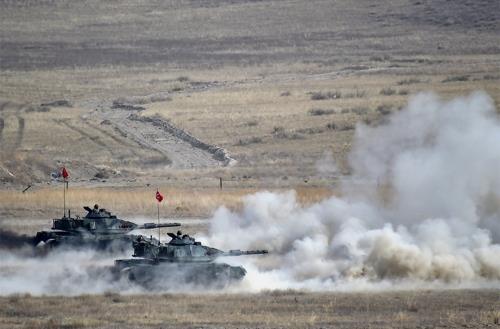 시리아 국경지대에서 기동 중인 터키군 탱크 [터키 국방부 제공] 