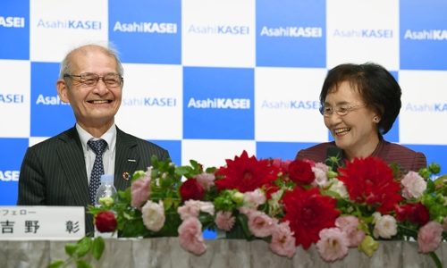 (도쿄 교도=연합뉴스) 올해 노벨화학상 공동수상자로 선정된 요시노 아키라 아사히카세이 명예 펠로가 10일 오후 도쿄 데이코쿠호텔에서 부인 요시노 구미코씨와 수상 소감 등을 밝히는 기자회견을 열고 있다.