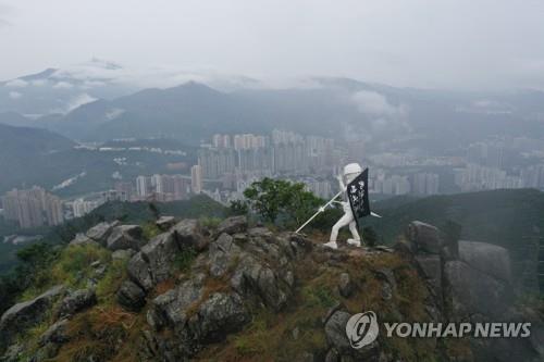 홍콩 사자산 정상의 '자유의 여인상'