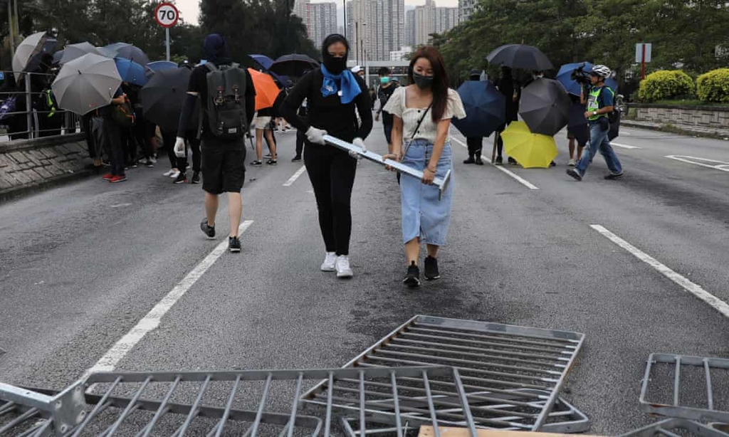 얼굴을 가린채 민주화 요구 시위에 나선 홍콩 시위대 