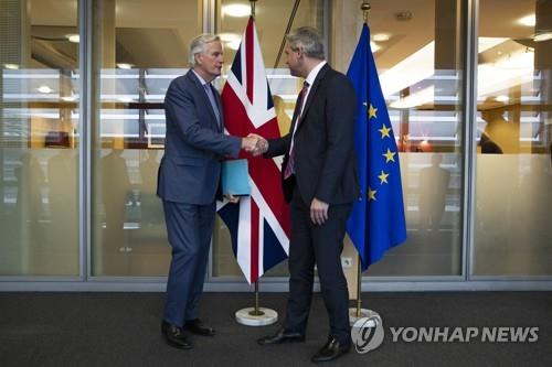 악수하고 있는 바르니에 EU 브렉시트 협상 수석대표(왼쪽)와 바클리 영국 브렉시트부 장관 [AP=연합뉴스] [2019.10.16 송고]