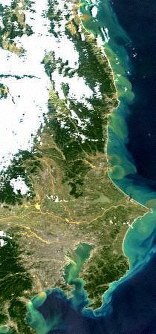 JAXA의 기후변화관측 위성이 지난 13일 촬영한 하기비스 강타 후의 동일본 지역의 태평양 연안 모습. 해안선을 따라 탁하게 보이는 것이 강물에 섞여 바다로 흘러든 토사 흔적.