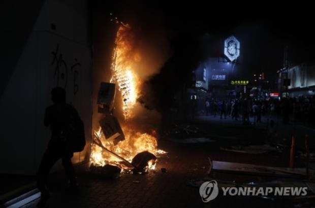 홍콩 시위대의 방화로 불에 타는 샤오미 점포