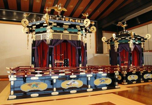 (도쿄 교도=연합뉴스) 일본 궁내청이 지난 19일 공개한 '다카미쿠라'(왼쪽)와 '미초다이'. 다카미쿠라는 나라(奈良)시대부터 일왕이 중요 의식이 열릴 때 사용하는 장막을 갖춘 좌석이다. 미초다이는 왕비가 쓴다. 