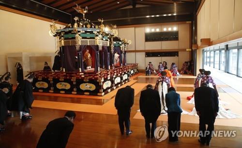 (도쿄 교도=연합뉴스) 나루히토 일왕과 마사코 왕비가 22일 오후 도쿄 왕궁의 정전(正殿)인 마쓰노마(松の間)에서 즉위식에 참석하고 있다. 