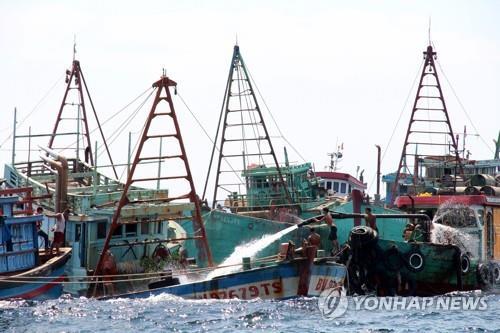 인니 해수부가 불법조업 어선을 침몰시키는 모습