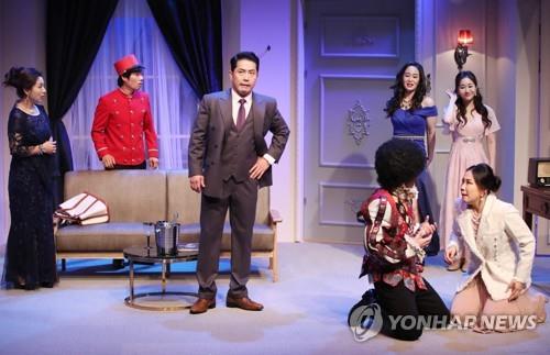 (서울=연합뉴스) 진연수 기자 = 24일 오후 서울 종로구 대학로자유극장에서 열린 연극 '테너를 빌려줘' 프레스콜에서 출연 배우들이 주요 장면을 시연하고 있다. 2019.10.24