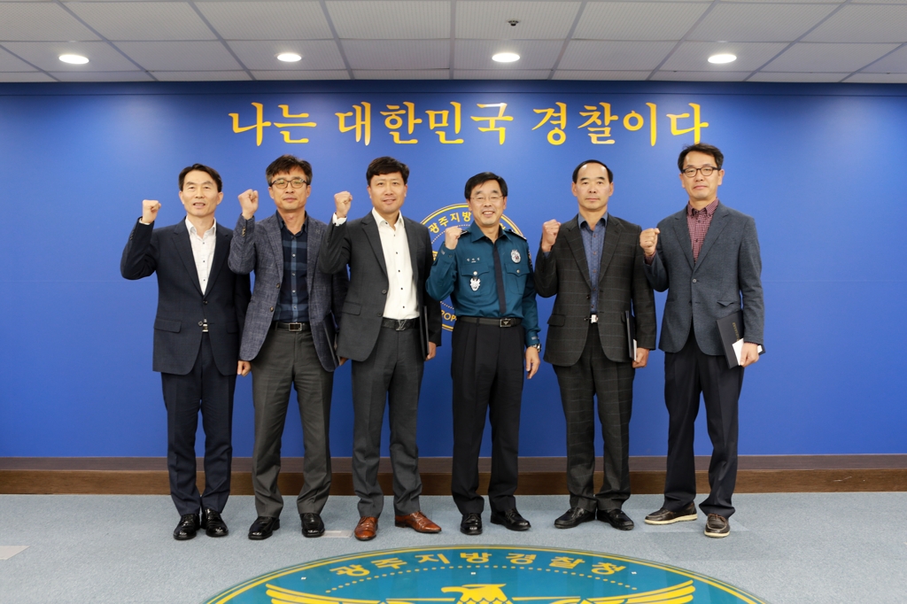 슈퍼캅스 1위 차지한 광주 서부경찰서 김태철 형사1팀장(오른쪽 두 번째)