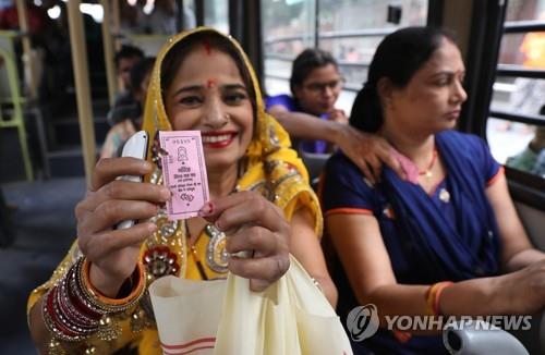 인도 뉴델리, 여성은 버스 무임승차 '통 큰 정책' 시행