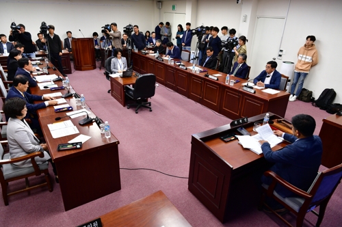 제2공항 공론화지원특위 결의안 심사보류 결정하는 제주도의회 의회운영위