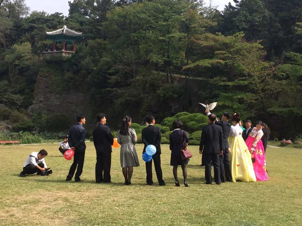 북한 평양 모란봉 공원에서 웨딩 촬영을 하는 커플