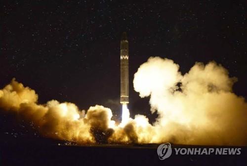 2017년 북한의 ICBM급 화성-17형 발사 모습