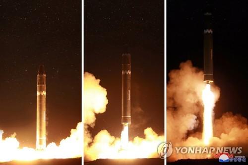 발사되는 북한 화성-15 미사일
