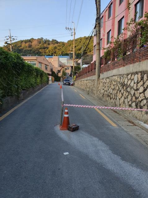 말뚝 박아 중장비 통행 막아서 도로 주인
