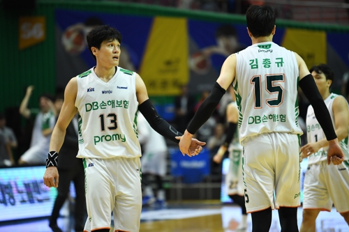 원주 DB 윤호영(왼쪽)과 김종규.