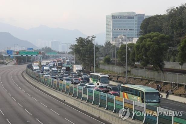 시위대의 대중교통 방해 운동으로 극심한 정체를 빚고 있는 홍콩 도로