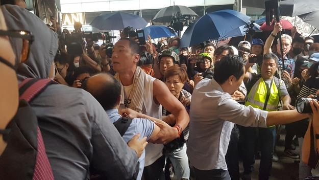 홍콩 시위 현장에서 친중파 시민과 시위대 충돌
