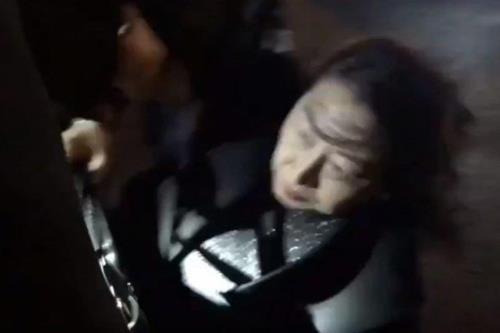시위대에 둘러싸인 테레사 청 홍콩 법무부 장관