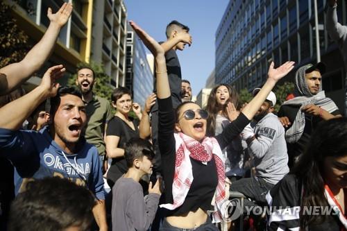 레바논 국회 주변 도로에서 시위하는 시민들[AP=연합뉴스]
