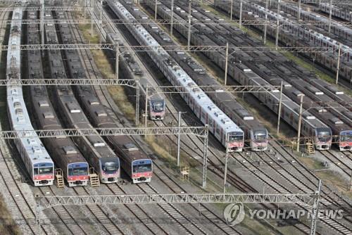 서울 구로차량기지에 대기하는 열차들