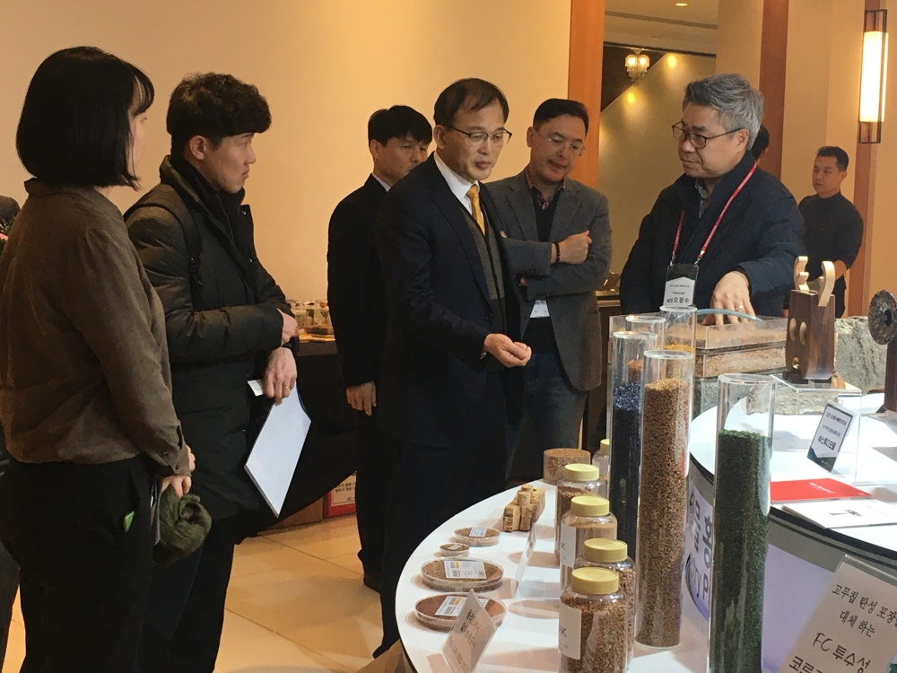 전시장 둘러보는 박종호(앞줄 오른쪽 2번째) 산림청 차장