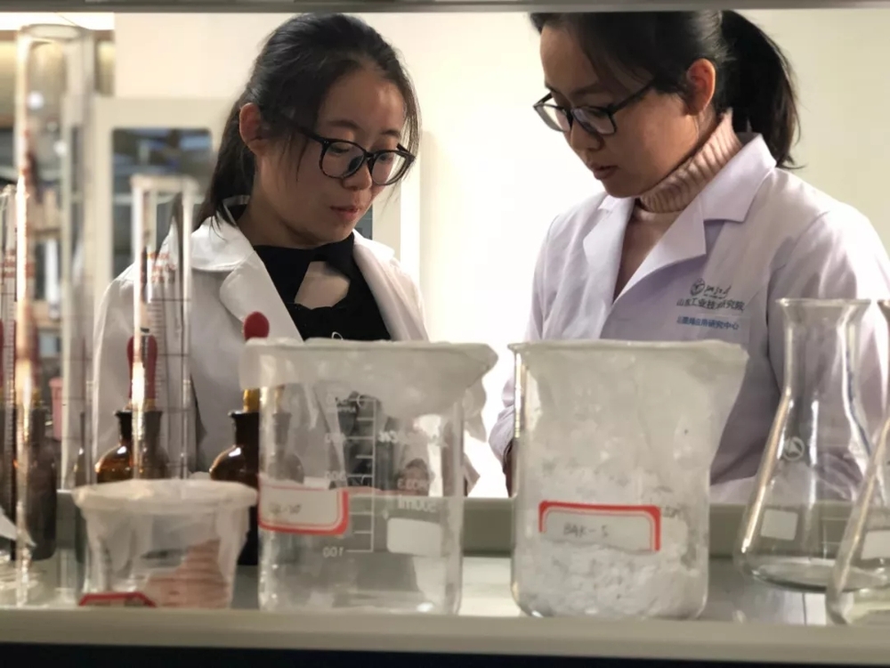 R&D engineers from the Graphene Application Research Center at Zhejiang University's Shandong Institute of Industrial Technology screening the base materials.