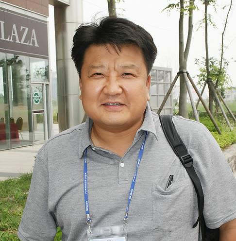 '블루 배지' 자격취득한 신정훈 영국 한국어 주간지 코리안위클리 대표