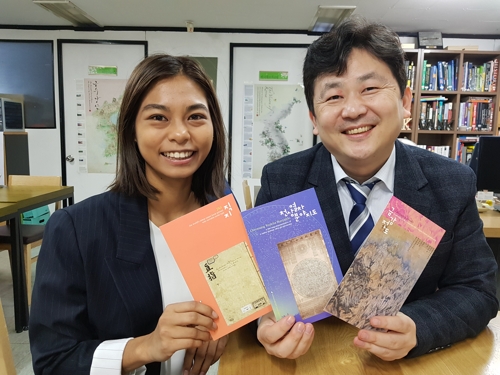 박기태 반크 단장과 함께 한국홍보 브로슈어를 들고 포즈를 취한 에리카 씨