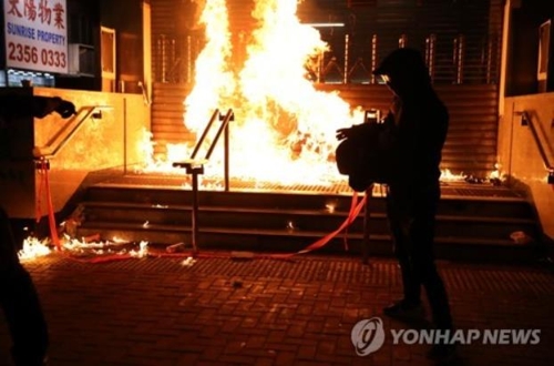 지하철역 입구에 화염병을 던지는 홍콩 시위대