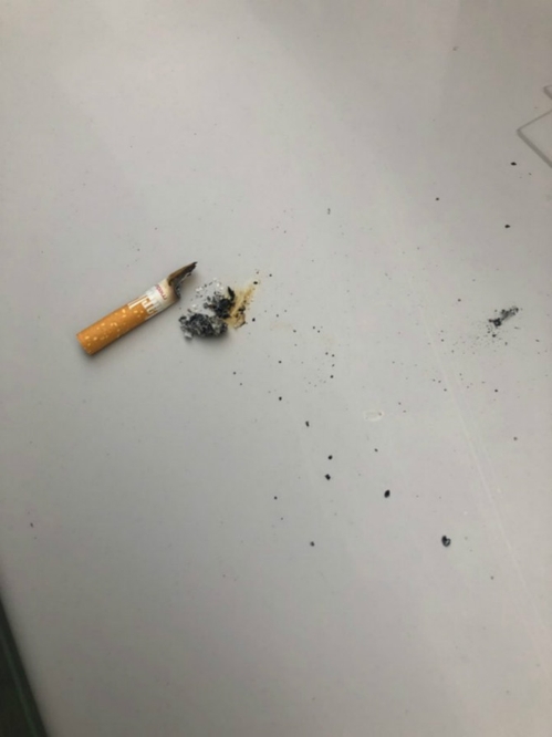 거실로 던진 담배꽁초