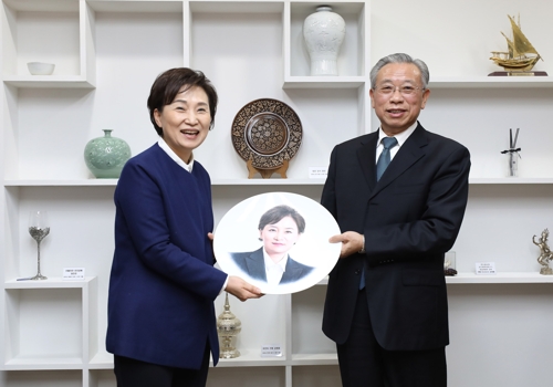김현미 국토교통부 장관과 류자이 중국 산둥성 당서기
