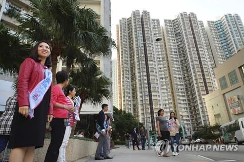 지난달 홍콩 주택가에서 선거운동 중인 구의원 후보