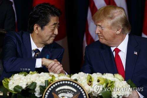 아베 신조 일본 총리(왼쪽)와 도널드 트럼프 미국 대통령 [AP=연합뉴스] 