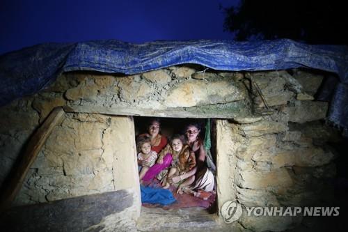 네팔 여성이 생리 기간에 격리되는 오두막