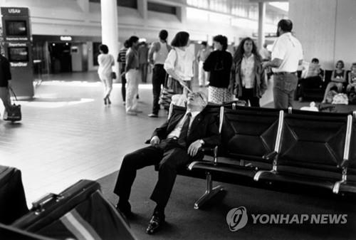 공항에서 눈 붙이는 김우중 전 대우그룹 회장