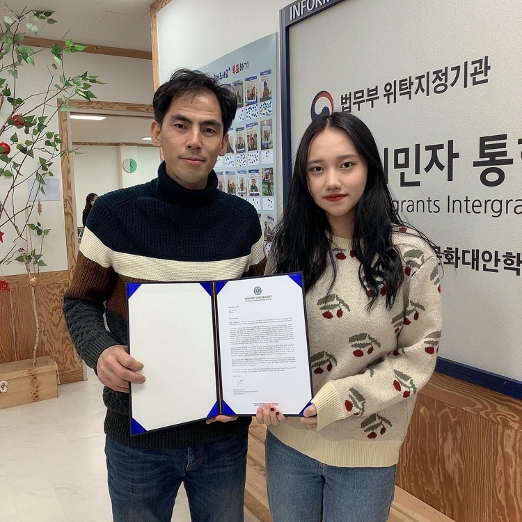 고양이민자센터 김세영센터장(왼쪽) 연세대학교 글로벌인재학부에 합격한 선명애 양