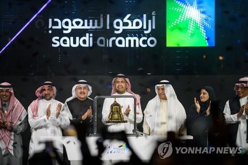 아람코 경영진과 사우디 정부 관계자들이 11일 아람코 주식거래를 축하하고 있다. 
